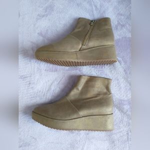 Like new Antelope platform ankle boots